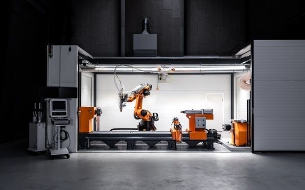 Industrielle Roboteranlage in einer modernen Fertigungshalle