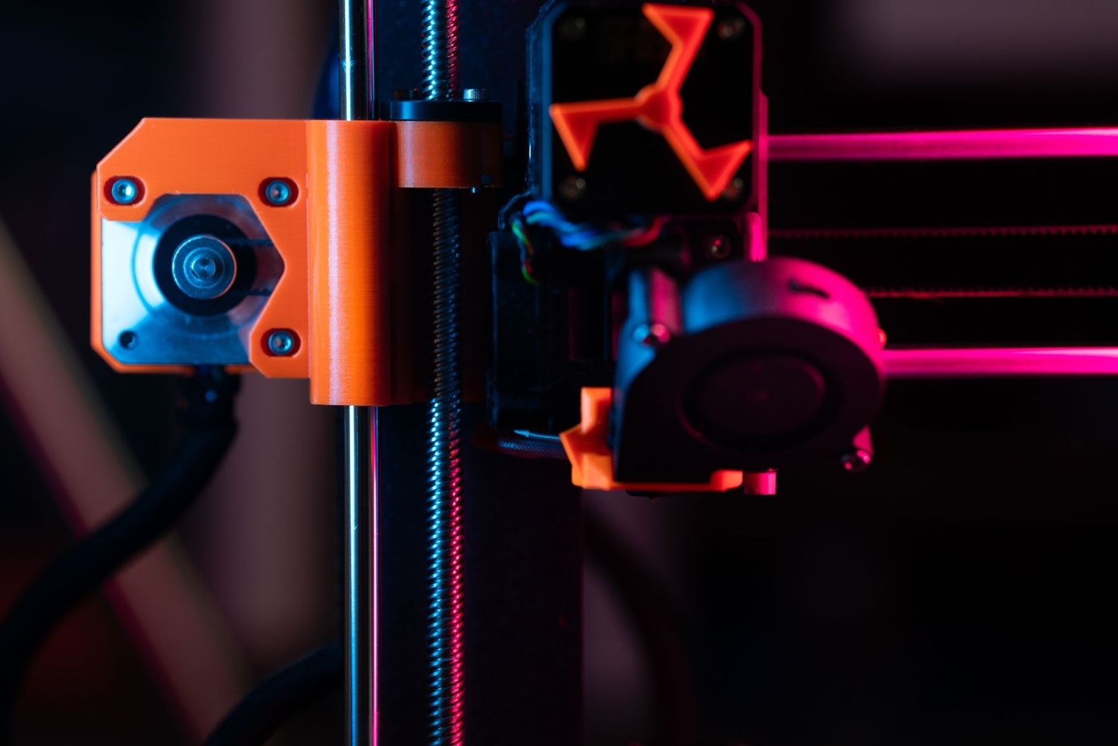Nahaufnahme des Extruders und Antriebs eines 3D-Druckers